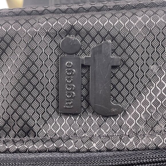 It Luggage Black Nylon With Telescopic Handle World’s Lightest Rolling Luggage - Picture 5 of 15